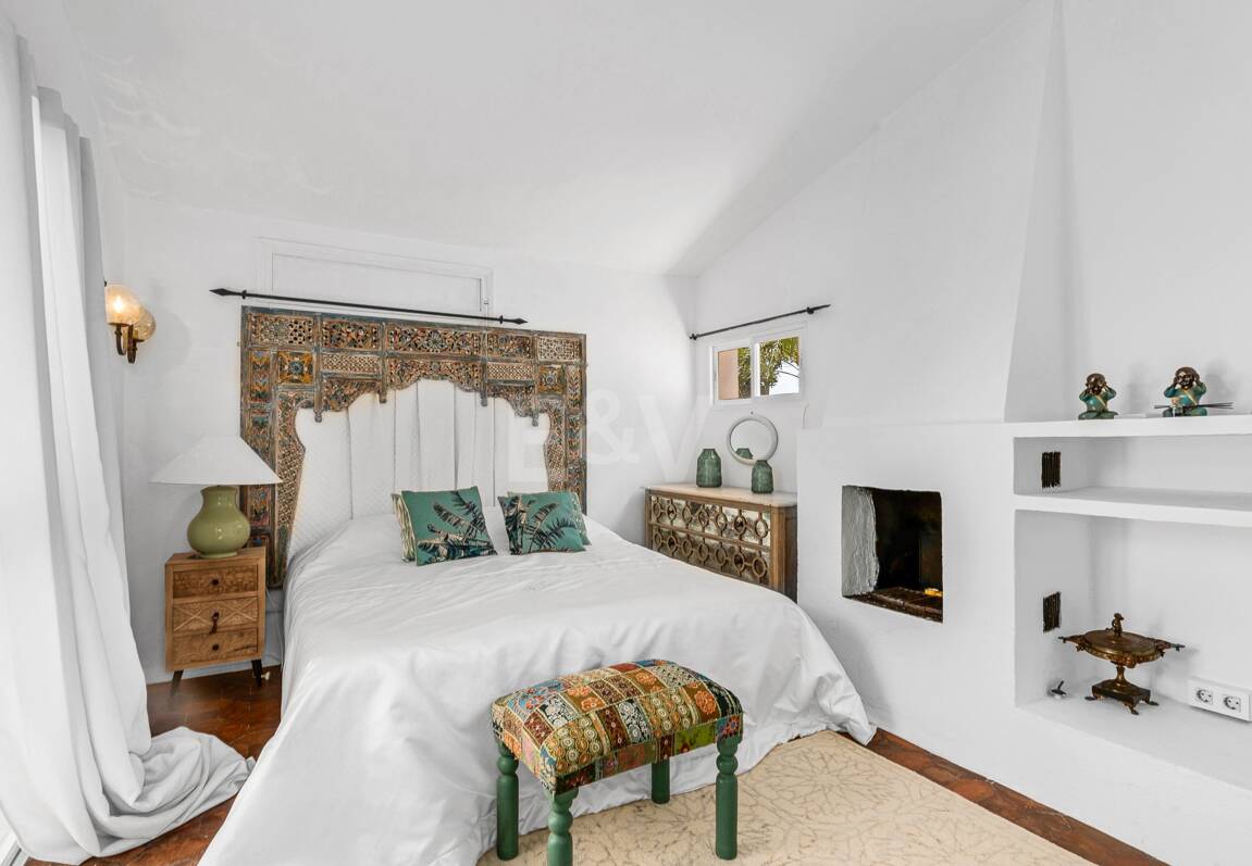 Investment Opportunity 200m from the Beach, Large Plot with Villa in Reserva de los Monteros