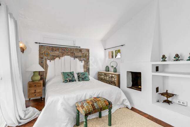 Investment Opportunity 200m from the Beach, Large Plot with Villa in Reserva de los Monteros