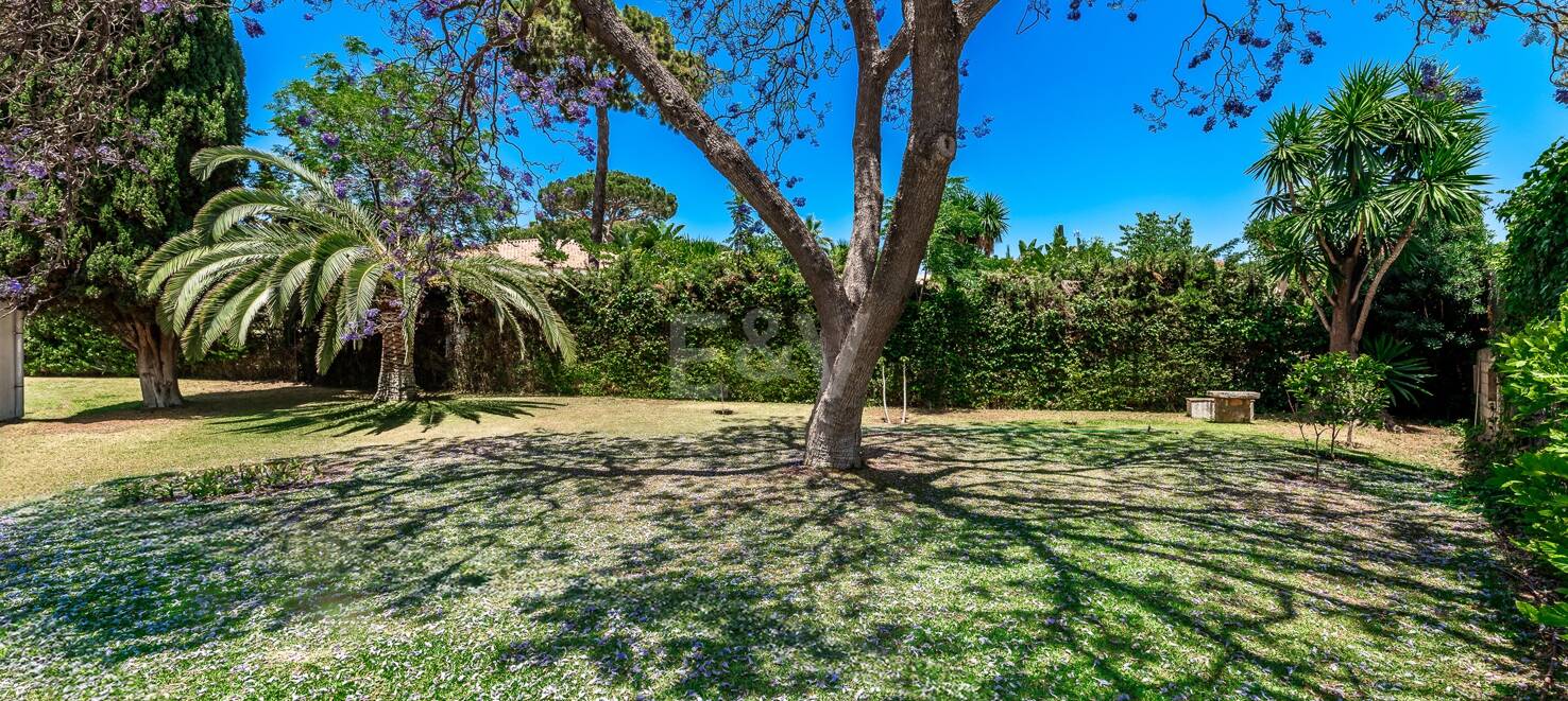 Investment Opportunity 200m from the Beach, Large Plot with Villa in Reserva de los Monteros