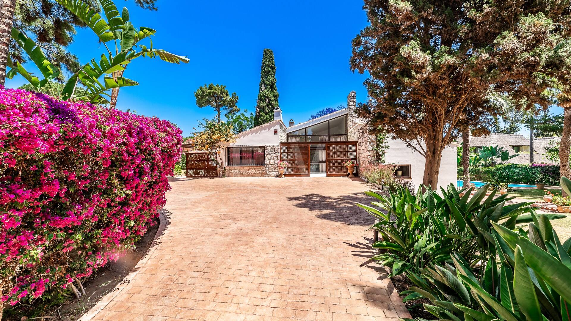 Investment Opportunity 200m from the Beach, Large Plot with Villa in Reserva de los Monteros