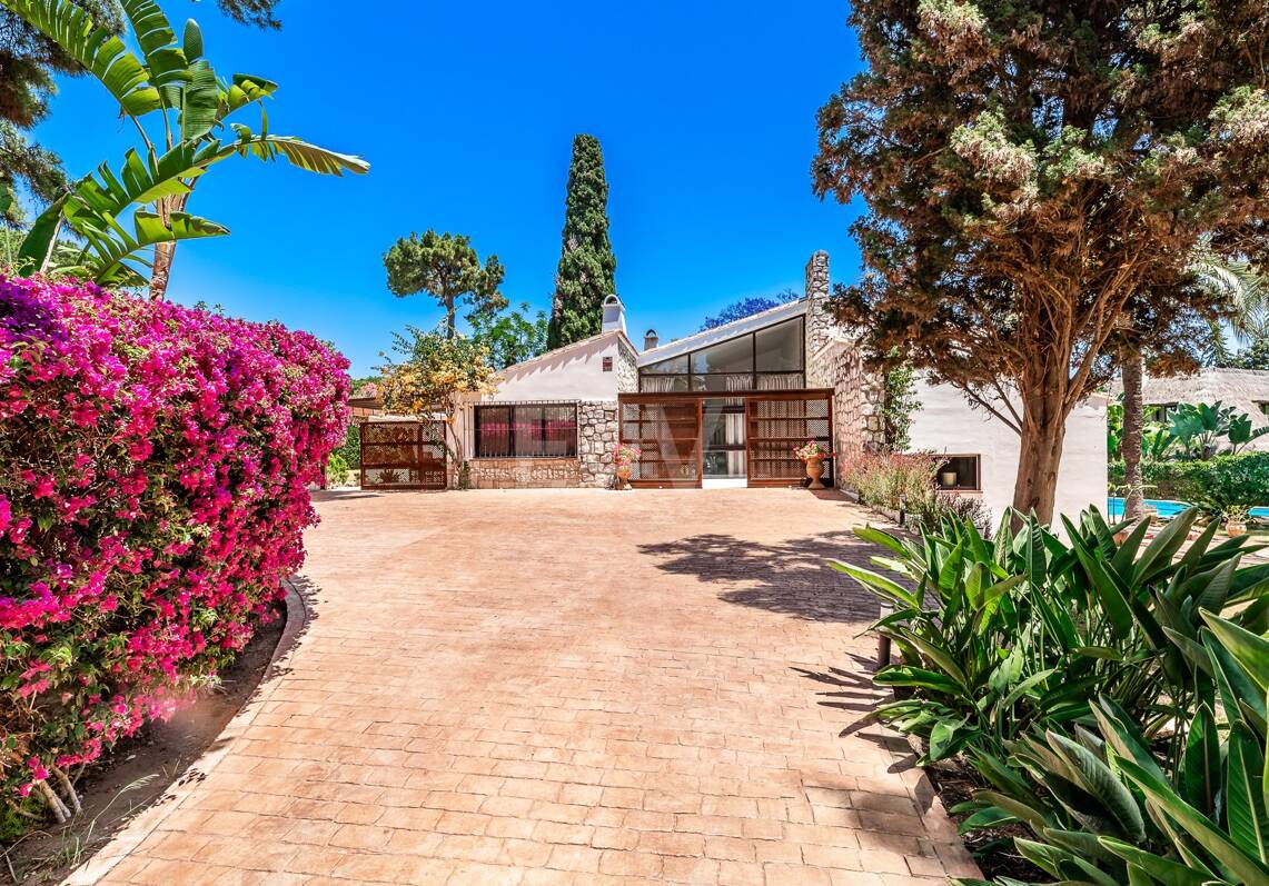 Oportunidad de inversión a 200m de la playa, amplia parcela con villa en Reserva de los Monteros