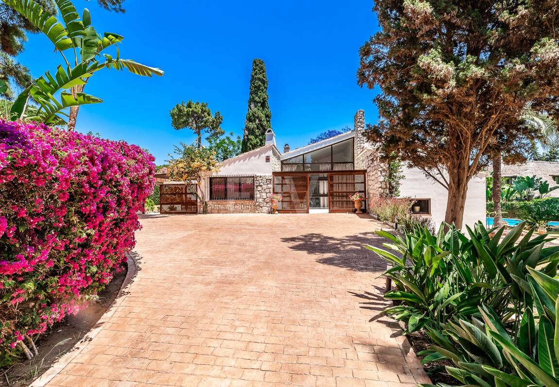 Investment Opportunity 200m from the Beach, Large Plot with Villa in Reserva de los Monteros