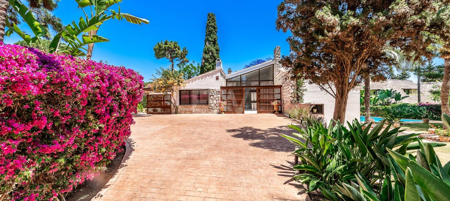 Investment Opportunity 200m from the Beach, Large Plot with Villa in Reserva de los Monteros