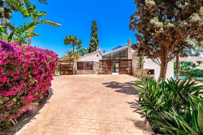 Investment Opportunity 200m from the Beach, Large Plot with Villa in Reserva de los Monteros