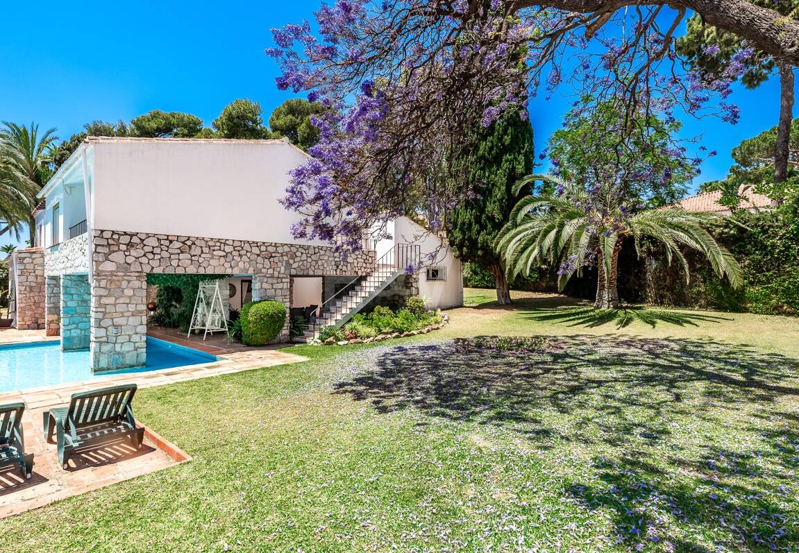 Investment Opportunity 200m from the Beach, Large Plot with Villa in Reserva de los Monteros