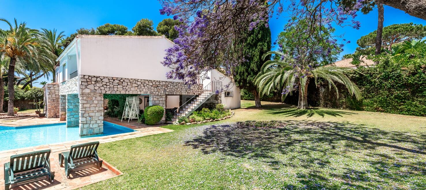 Investment Opportunity 200m from the Beach, Large Plot with Villa in Reserva de los Monteros
