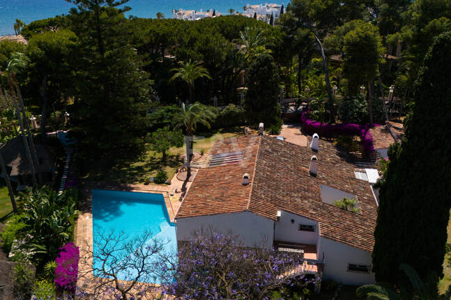 Investment Opportunity 200m from the Beach, Large Plot with Villa in Reserva de los Monteros