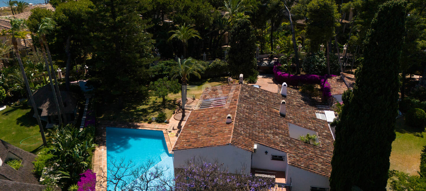 Investment Opportunity 200m from the Beach, Large Plot with Villa in Reserva de los Monteros