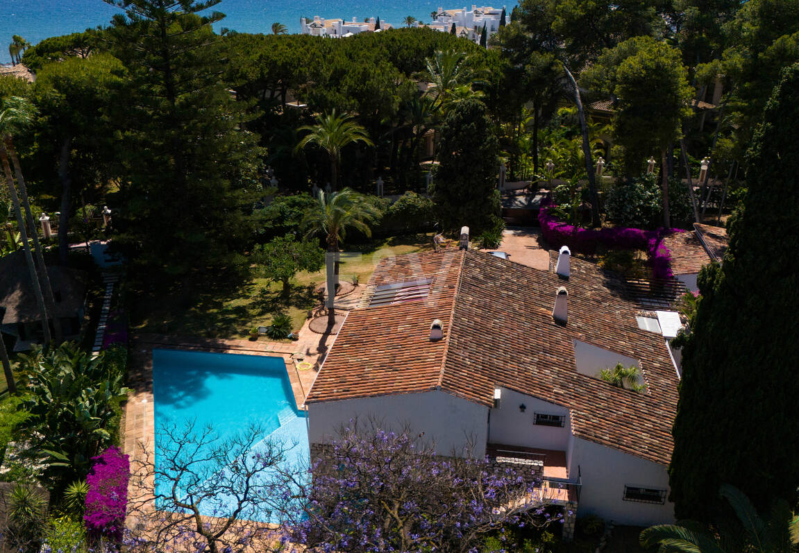 Investment Opportunity 200m from the Beach, Large Plot with Villa in Reserva de los Monteros