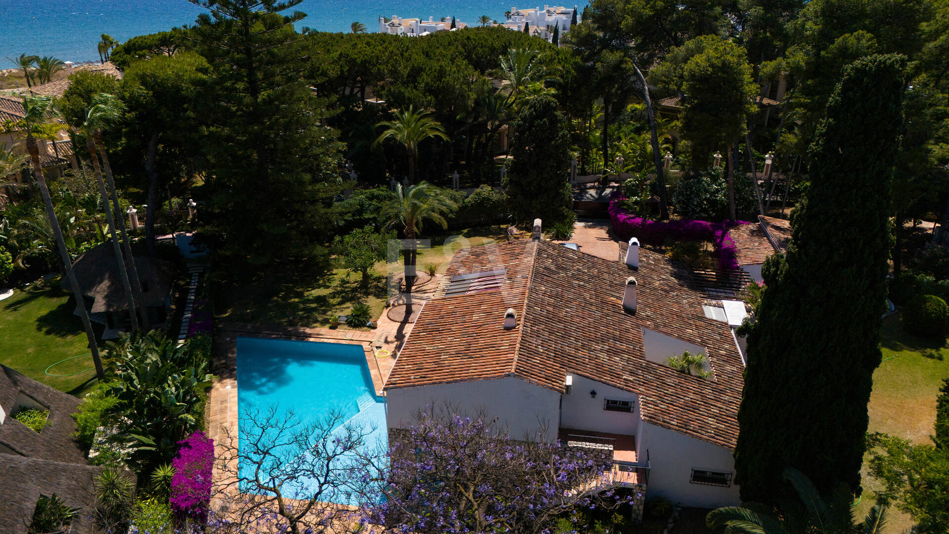 Investment Opportunity 200m from the Beach, Large Plot with Villa in Reserva de los Monteros