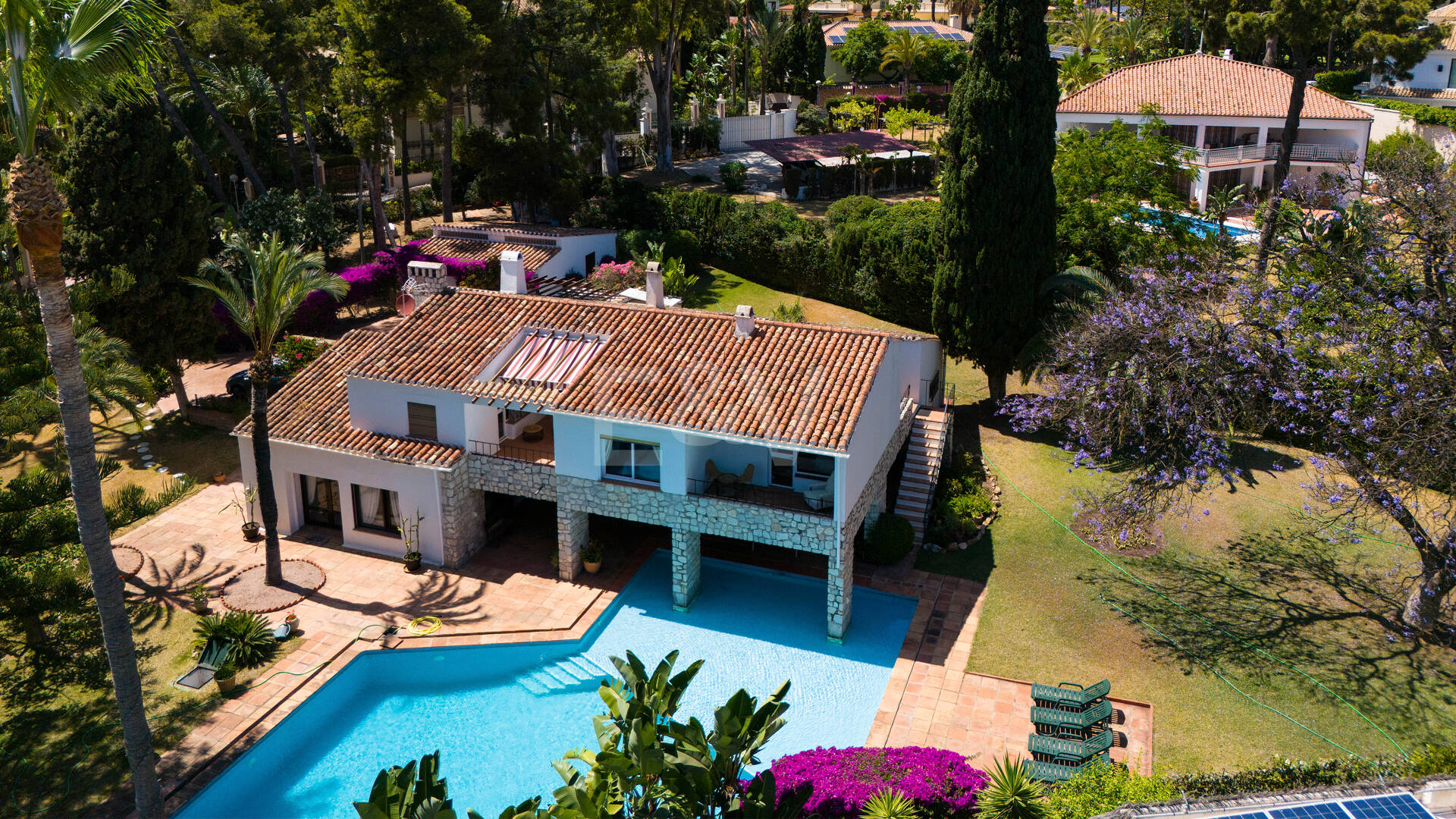 Investment Opportunity 200m from the Beach, Large Plot with Villa in Reserva de los Monteros