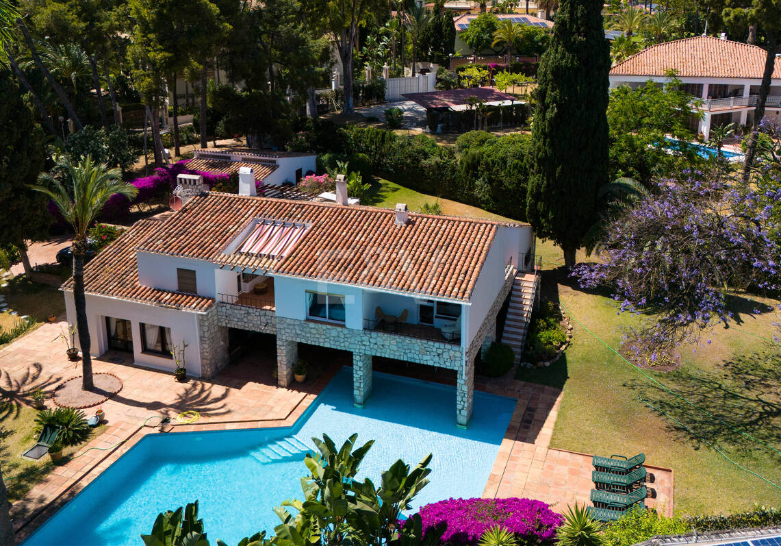 Oportunidad de inversión a 200m de la playa, amplia parcela con villa en Reserva de los Monteros
