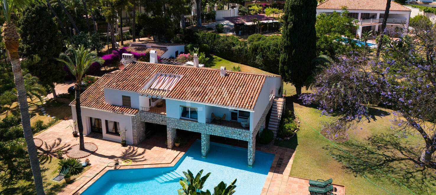 Investment Opportunity 200m from the Beach, Large Plot with Villa in Reserva de los Monteros