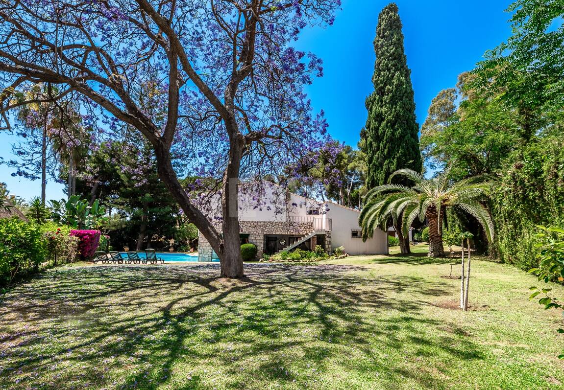 Investment Opportunity 200m from the Beach, Large Plot with Villa in Reserva de los Monteros