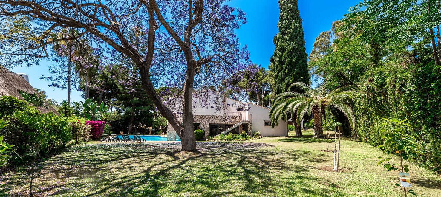 Investment Opportunity 200m from the Beach, Large Plot with Villa in Reserva de los Monteros