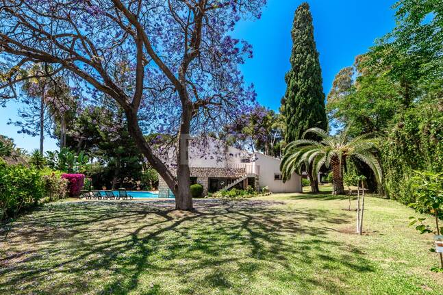 Investment Opportunity 200m from the Beach, Large Plot with Villa in Reserva de los Monteros