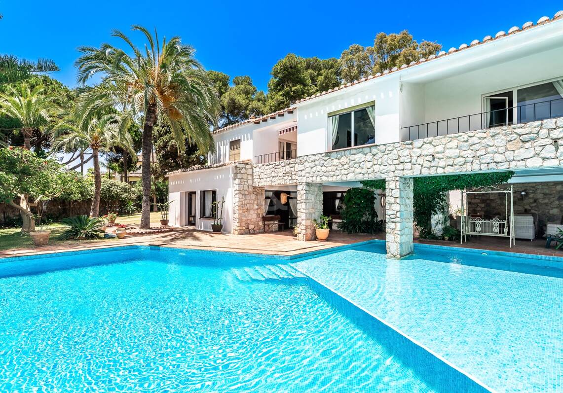 Oportunidad de inversión a 200m de la playa, amplia parcela con villa en Reserva de los Monteros