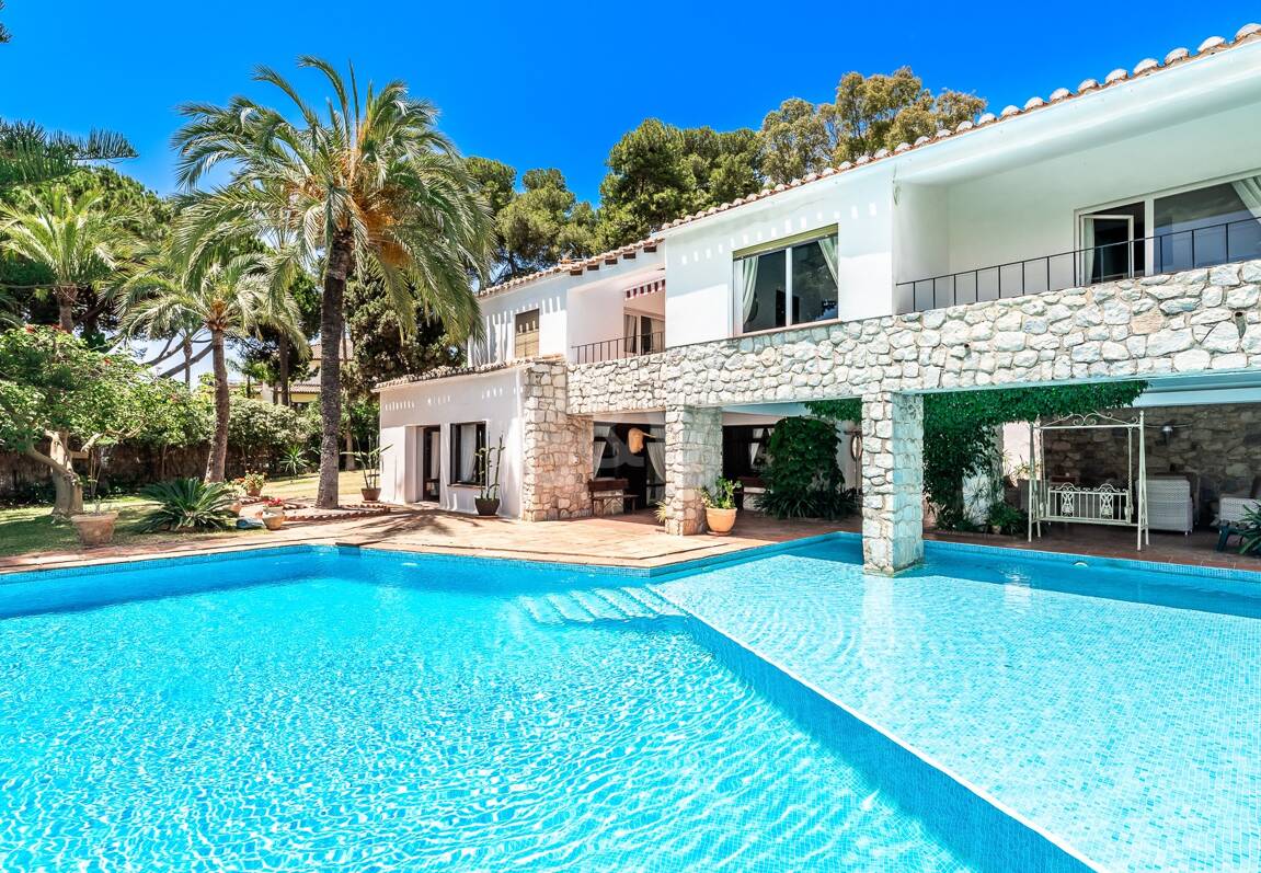 Investment Opportunity 200m from the Beach, Large Plot with Villa in Reserva de los Monteros