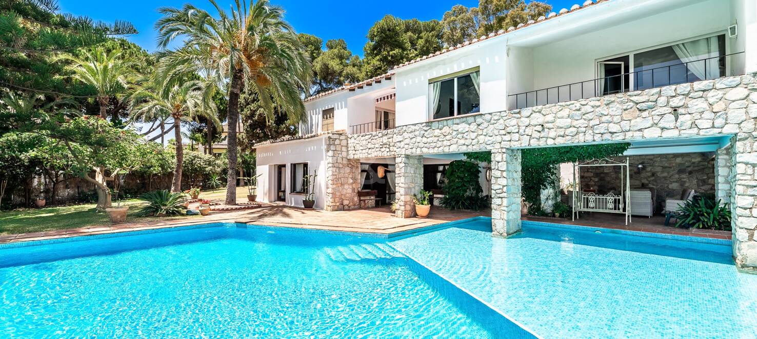 Investment Opportunity 200m from the Beach, Large Plot with Villa in Reserva de los Monteros