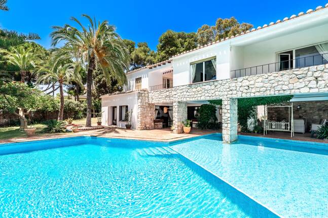 Investment Opportunity 200m from the Beach, Large Plot with Villa in Reserva de los Monteros