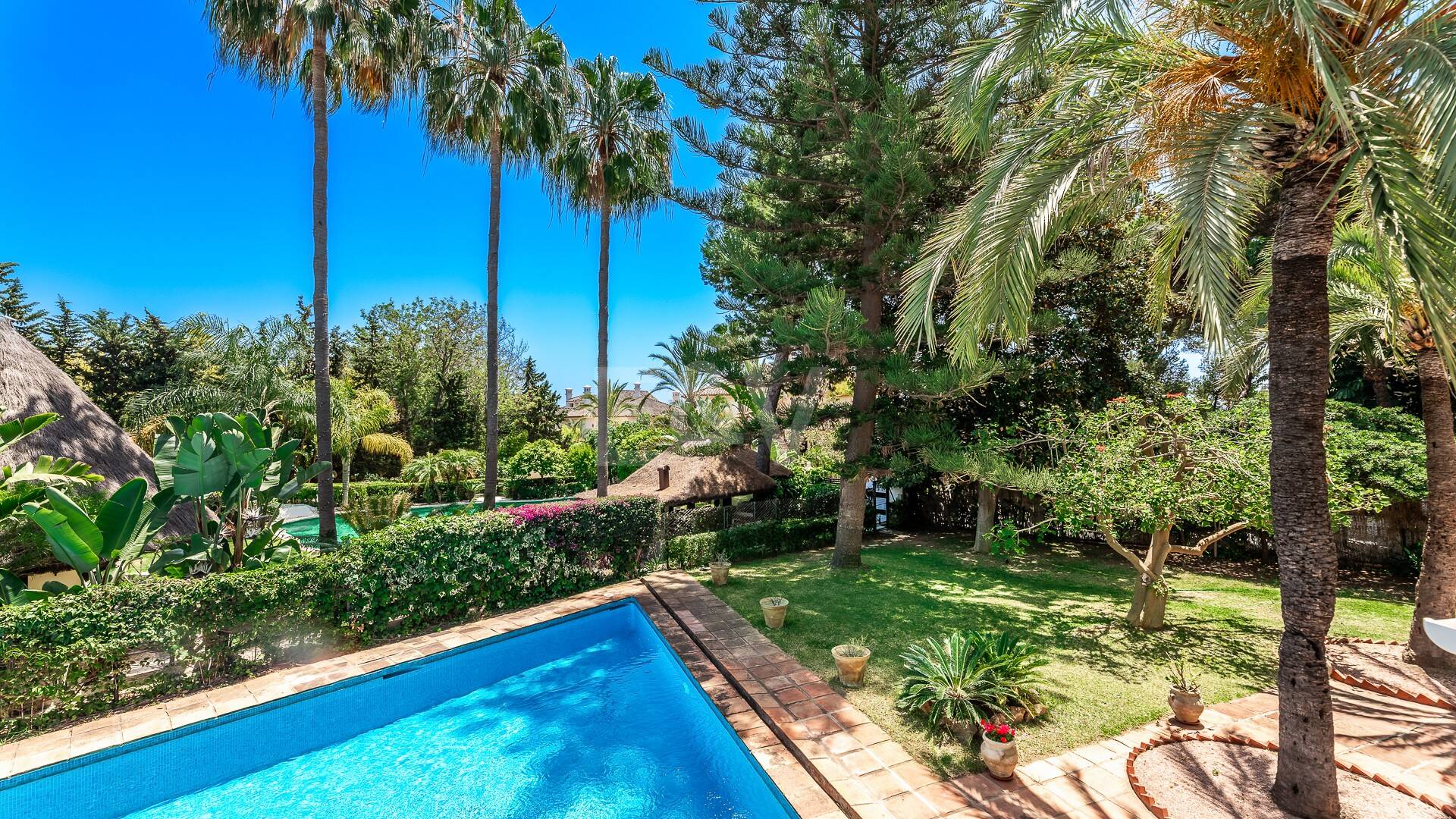 Investment Opportunity 200m from the Beach, Large Plot with Villa in Reserva de los Monteros