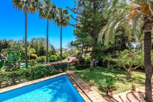 Investment Opportunity 200m from the Beach, Large Plot with Villa in Reserva de los Monteros
