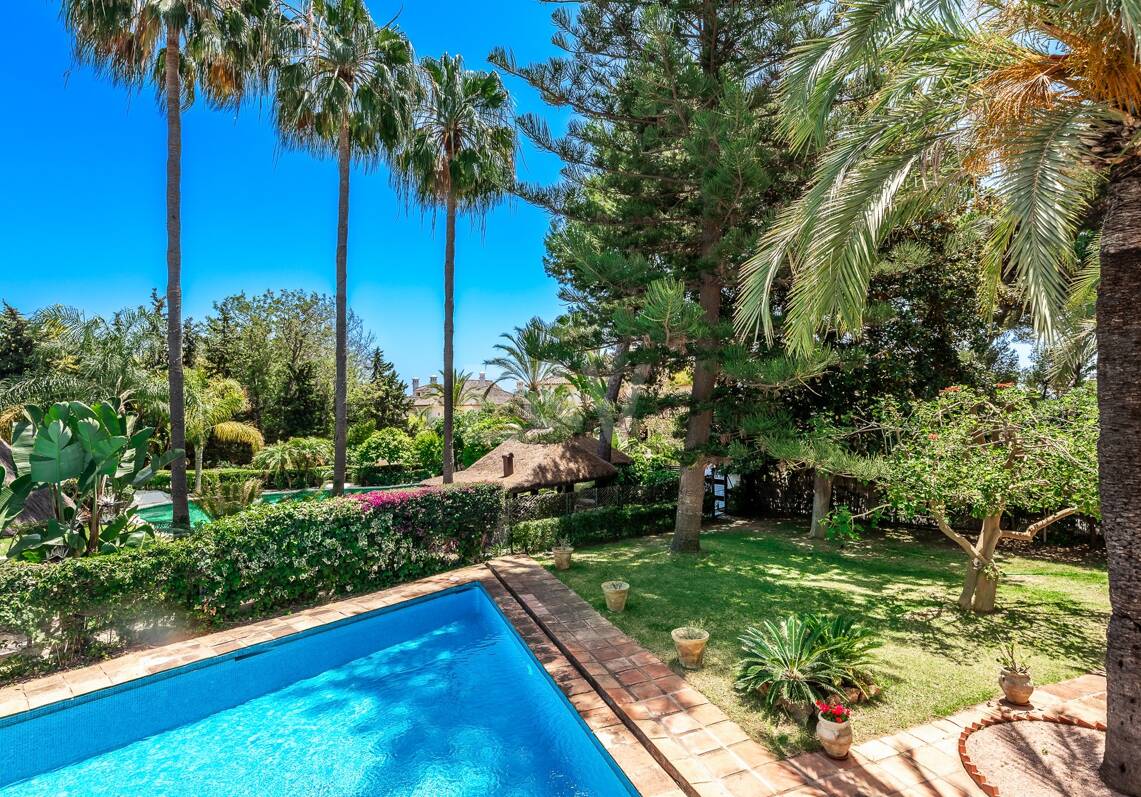 Oportunidad de inversión a 200m de la playa, amplia parcela con villa en Reserva de los Monteros