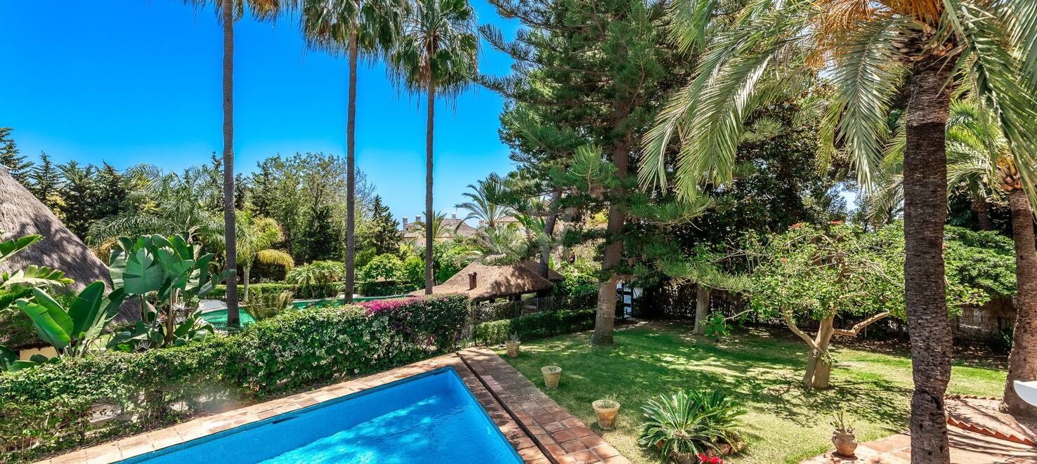 Investment Opportunity 200m from the Beach, Large Plot with Villa in Reserva de los Monteros