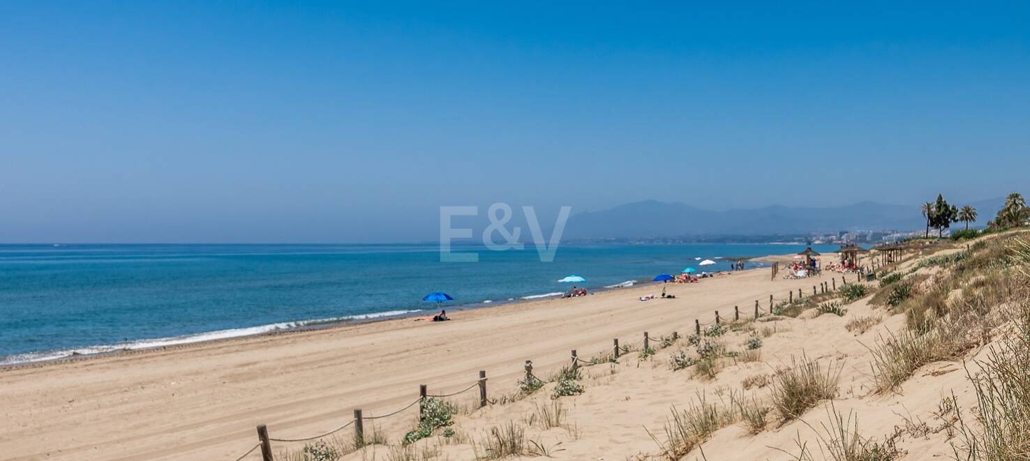 Investment Opportunity 200m from the Beach, Large Plot with Villa in Reserva de los Monteros