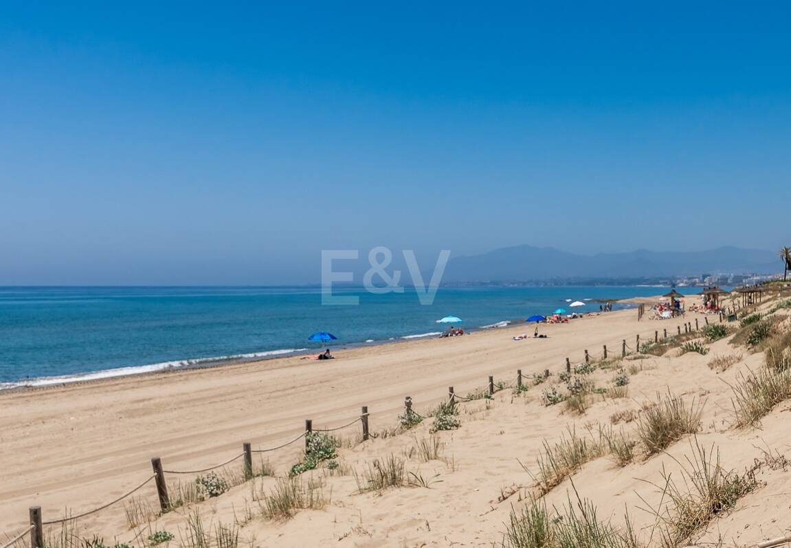 Investment Opportunity 200m from the Beach, Large Plot with Villa in Reserva de los Monteros