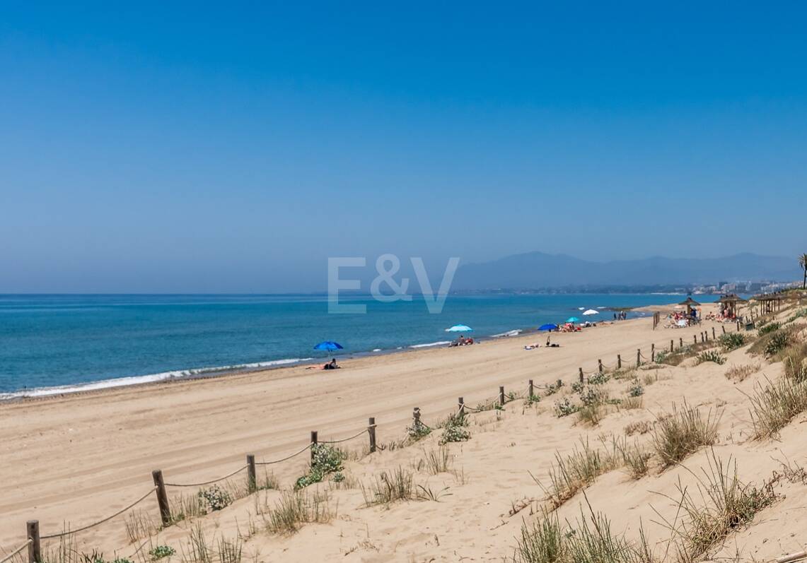 Oportunidad de inversión a 200m de la playa, amplia parcela con villa en Reserva de los Monteros