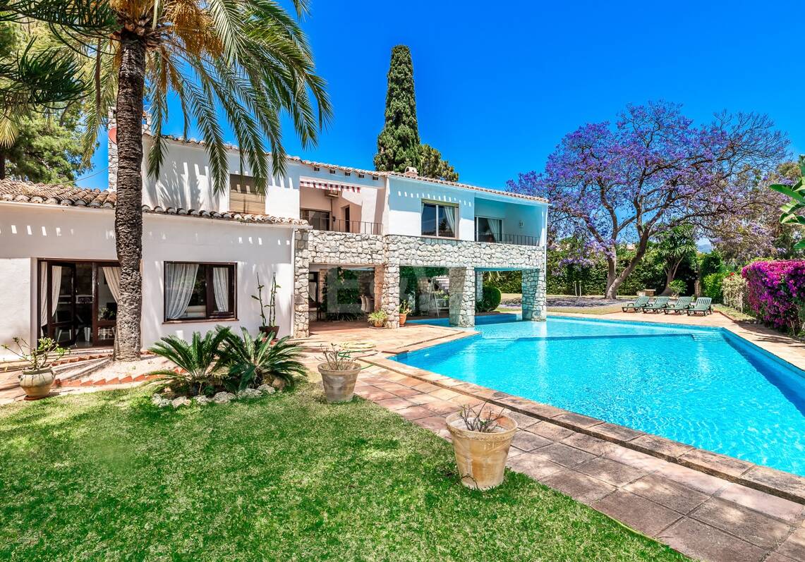 Oportunidad de inversión a 200m de la playa, amplia parcela con villa en Reserva de los Monteros