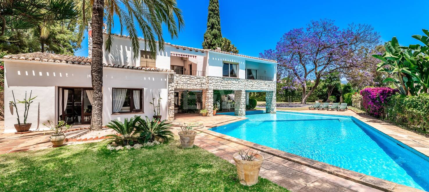 Investment Opportunity 200m from the Beach, Large Plot with Villa in Reserva de los Monteros