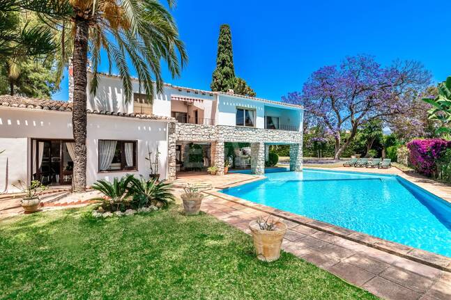 Investment Opportunity 200m from the Beach, Large Plot with Villa in Reserva de los Monteros