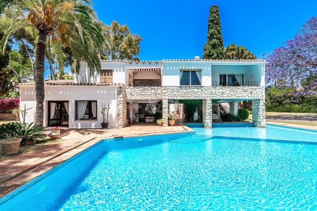 Investment Opportunity 200m from the Beach, Large Plot with Villa in Reserva de los Monteros