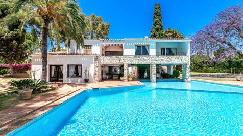 Investitionsmöglichkeit 200 m vom Strand, großes Grundstück mit Villa in Reserva de los Monteros