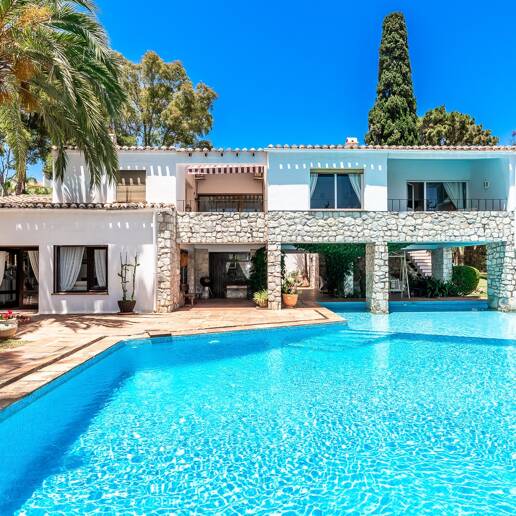 Investment Opportunity 200m from the Beach, Large Plot with Villa in Reserva de los Monteros