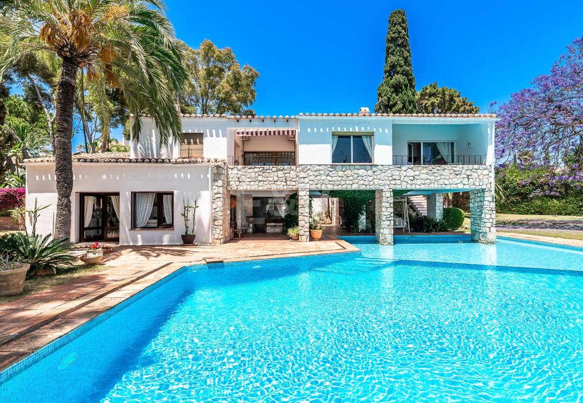 Investment Opportunity 200m from the Beach, Large Plot with Villa in Reserva de los Monteros