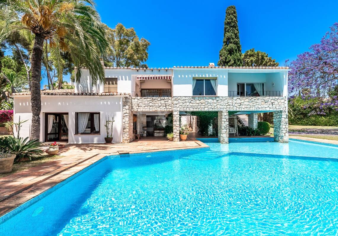 Oportunidad de inversión a 200m de la playa, amplia parcela con villa en Reserva de los Monteros
