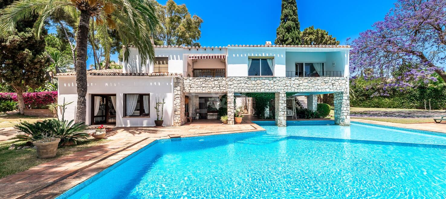 Investment Opportunity 200m from the Beach, Large Plot with Villa in Reserva de los Monteros
