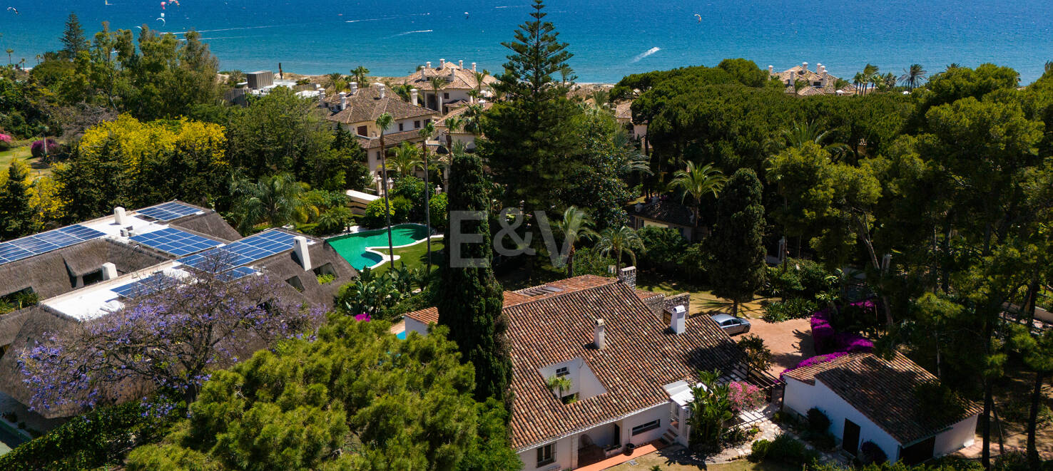 Investment Opportunity 200m from the Beach, Large Plot with Villa in Reserva de los Monteros
