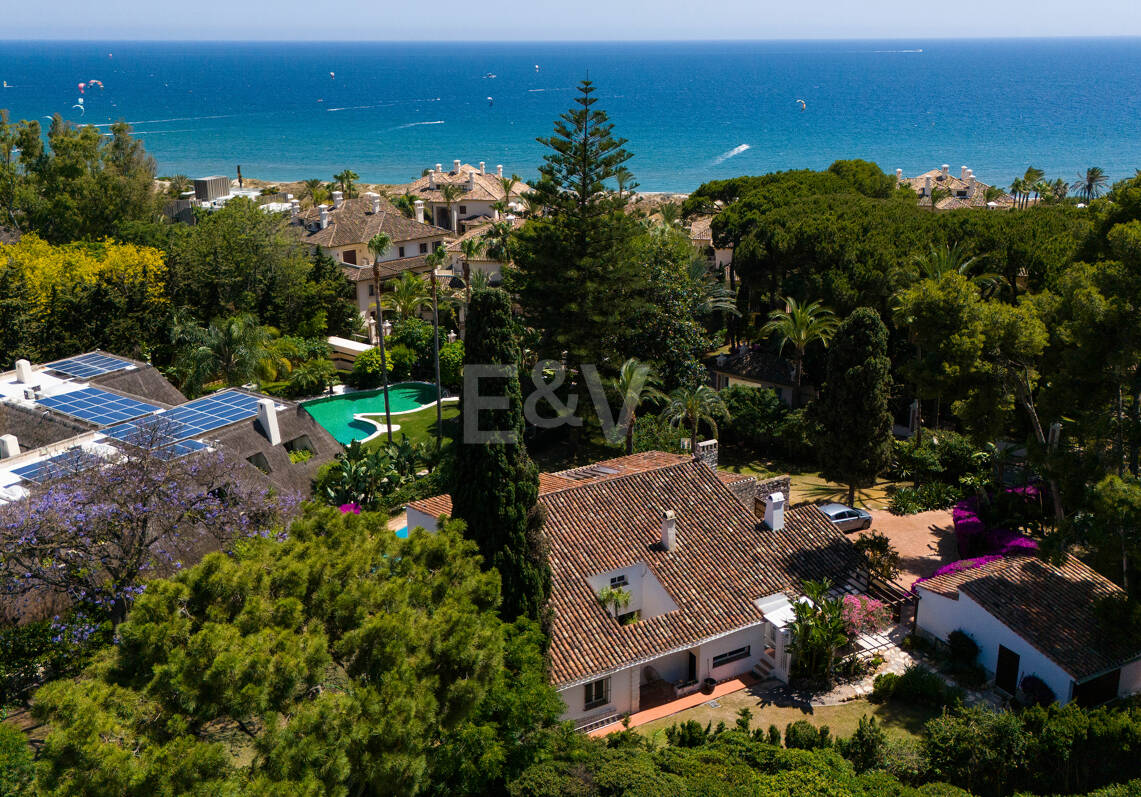 Oportunidad de inversión a 200m de la playa, amplia parcela con villa en Reserva de los Monteros