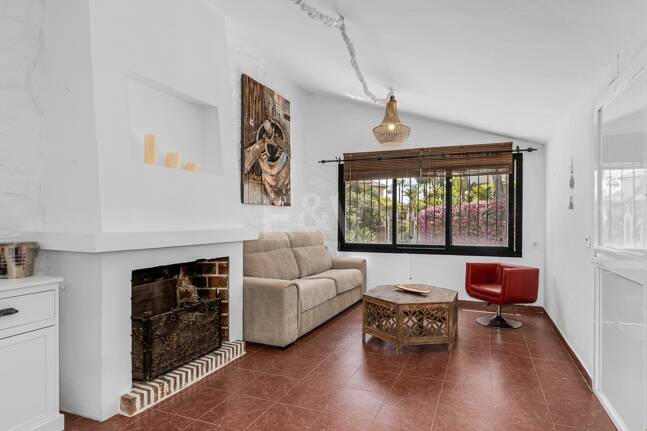 Investment Opportunity 200m from the Beach, Large Plot with Villa in Reserva de los Monteros