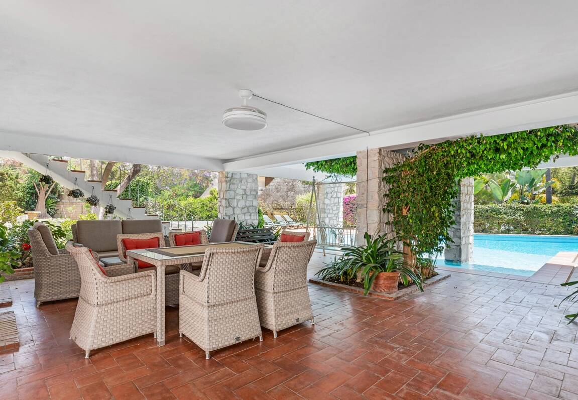 Investment Opportunity 200m from the Beach, Large Plot with Villa in Reserva de los Monteros