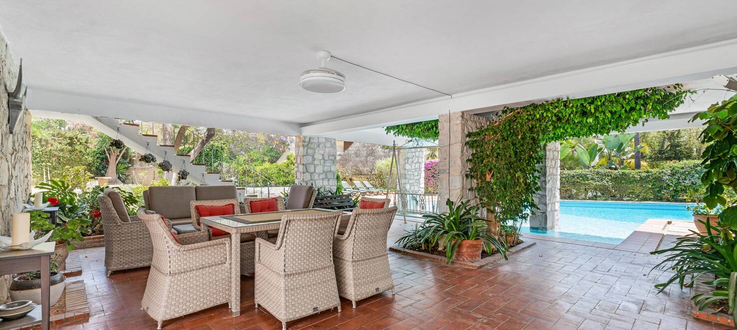 Investment Opportunity 200m from the Beach, Large Plot with Villa in Reserva de los Monteros
