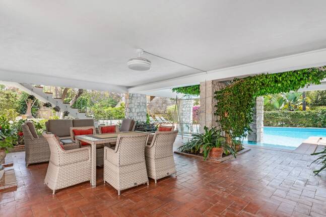 Investment Opportunity 200m from the Beach, Large Plot with Villa in Reserva de los Monteros