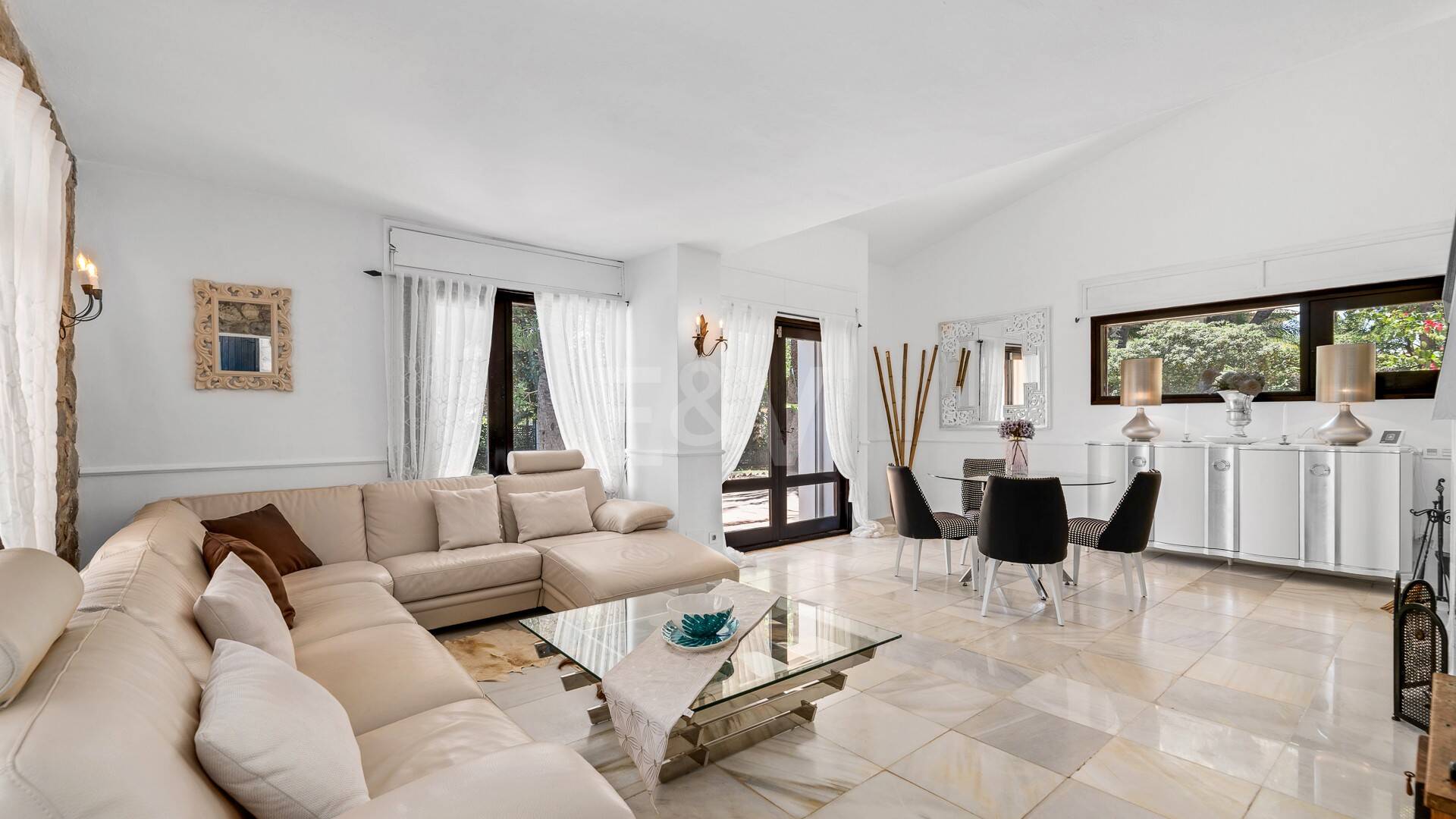 Investment Opportunity 200m from the Beach, Large Plot with Villa in Reserva de los Monteros