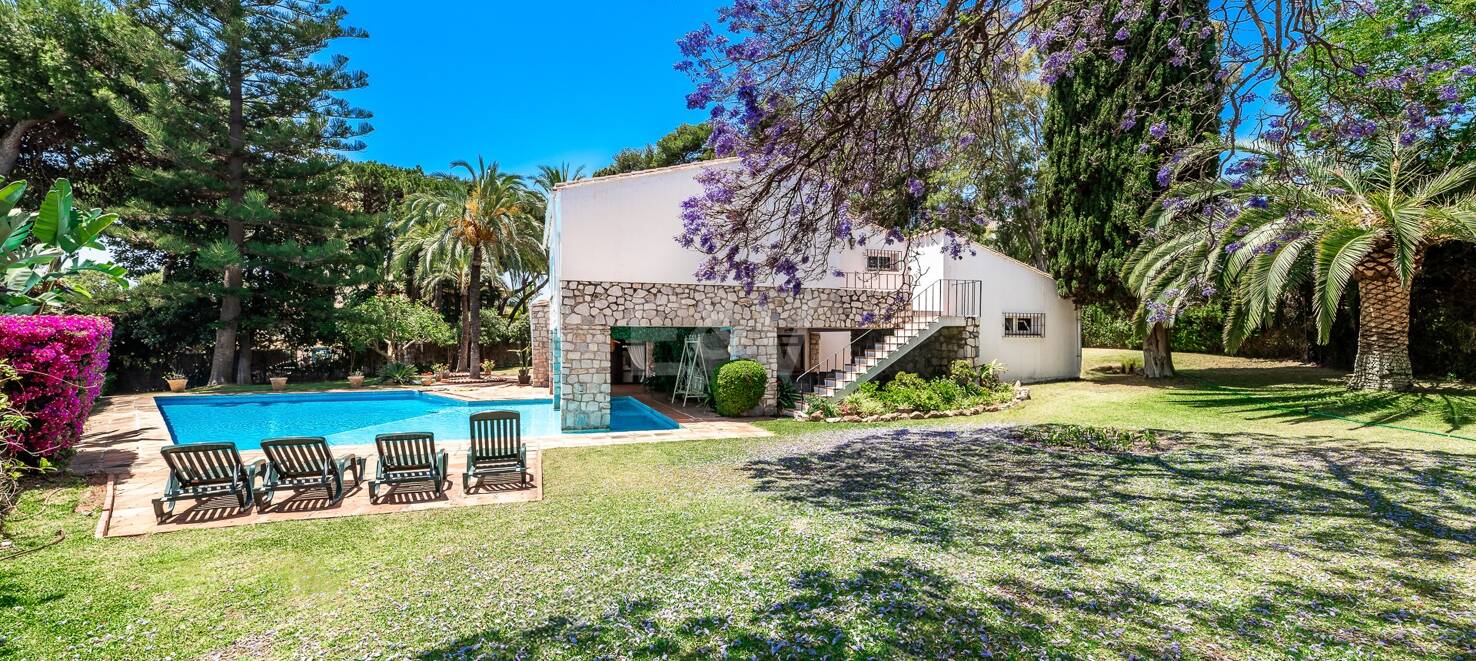 Investment Opportunity 200m from the Beach, Large Plot with Villa in Reserva de los Monteros