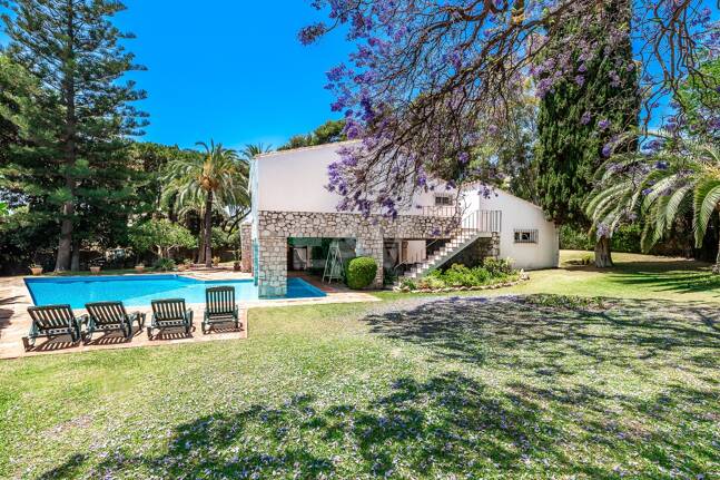 Investment Opportunity 200m from the Beach, Large Plot with Villa in Reserva de los Monteros