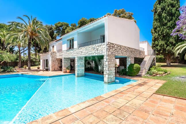 Investment Opportunity 200m from the Beach, Large Plot with Villa in Reserva de los Monteros